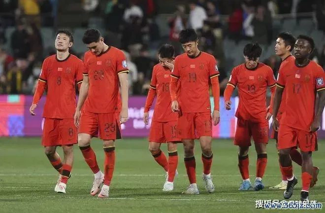 畅达67年不败！国足2-1首胜来了，球员哭成泪东说念主，3.7万球迷狂欢夜